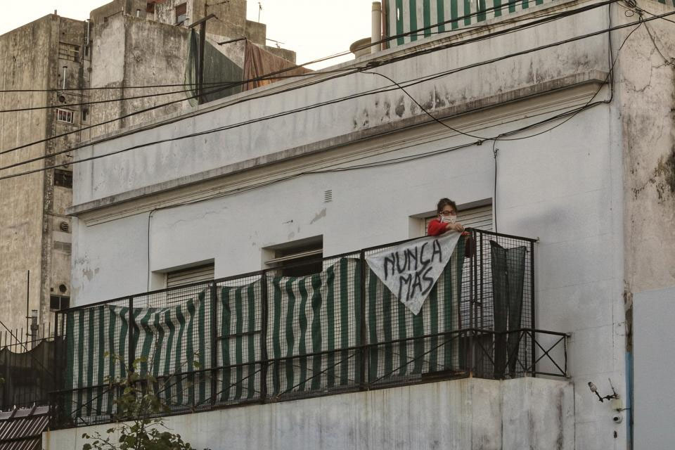 Weiße Tücher in Fenstern von Buenos Aires